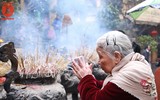 Người dân Hà Nội đến chùa cầu may mắn sáng mùng 1 Tết